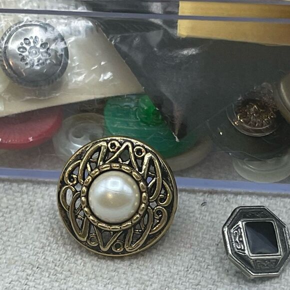 Vintage Mixed Lot of Clothing Coat Buttons in Clear Box - Picture 11 of 16